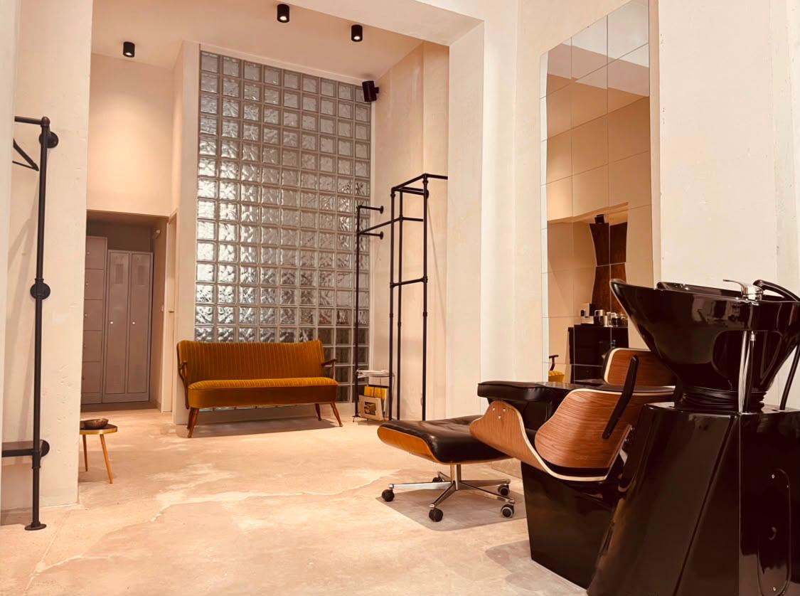 Styling chairs and glass wall at stil-ch